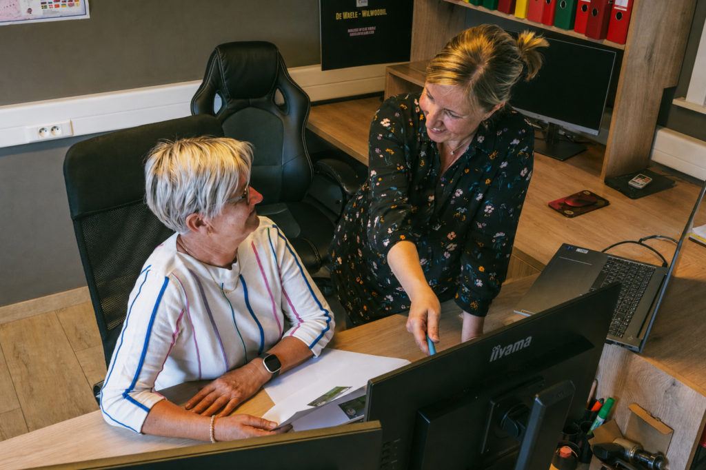 Hilde en Katrien op bureau Kwekerij De Waele-Wilwoodii